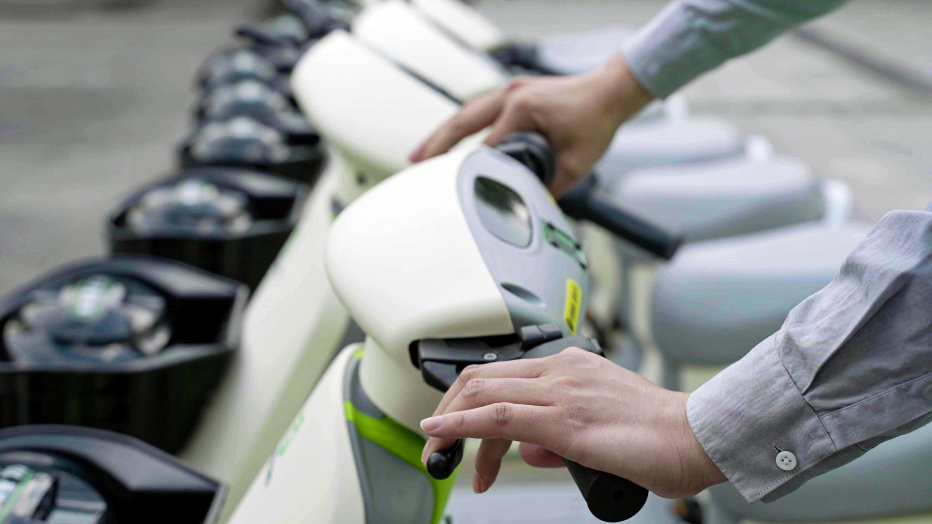 騎共享電動(dòng)車(chē)注意觀(guān)察電量